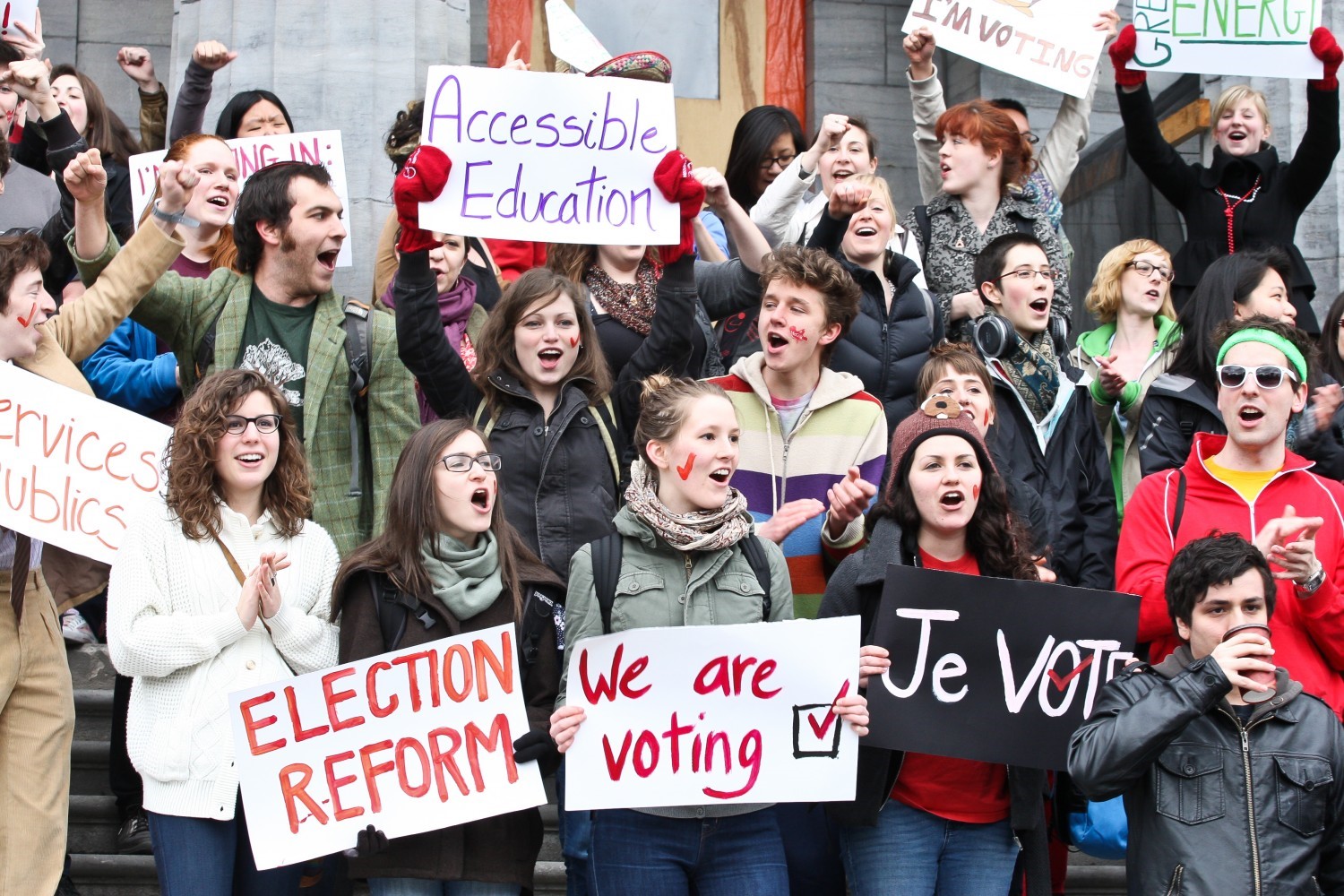 رای دهندگان نسل جوان شرکت کننده در انتخابات فدرال