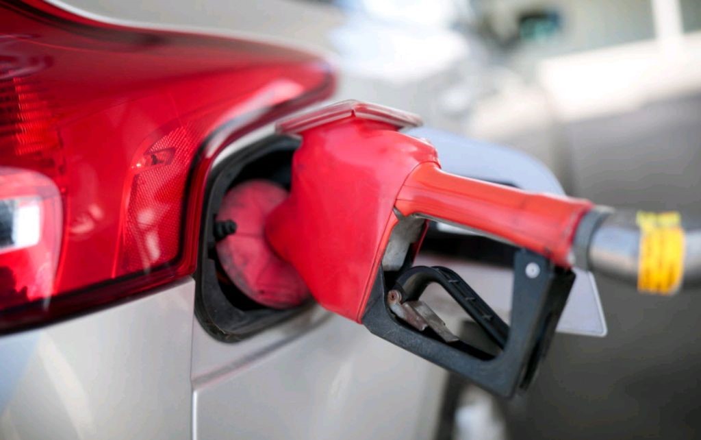 کاهش قیمت بنزین در کانادا