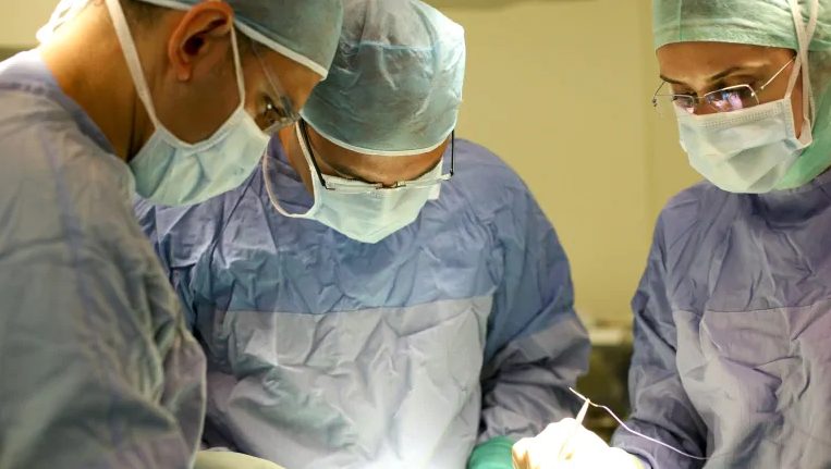 جمعی از پزشکان در حال جراحی