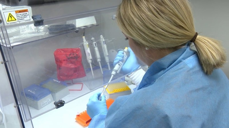 یک زن در محیط آزمایشگاه