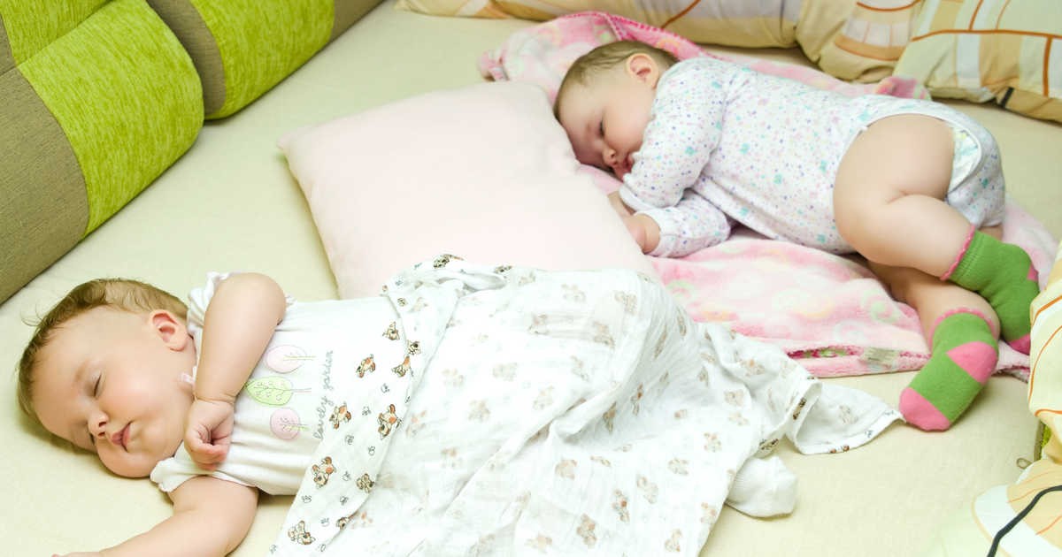 دو کودک زیر یکسال در خواب
