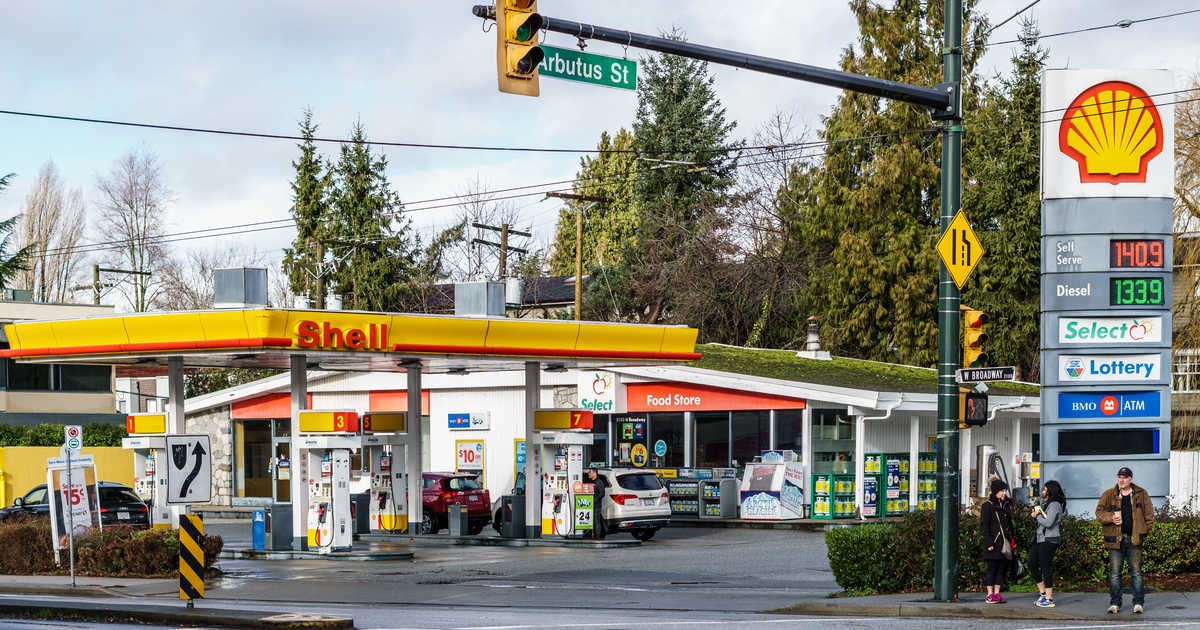 نمایی از یک پمپ بنزین در کانادا-جهش قیمت بنزین