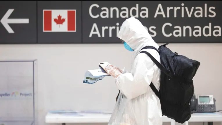 فردی با پوشش در حال ورود به کانادا