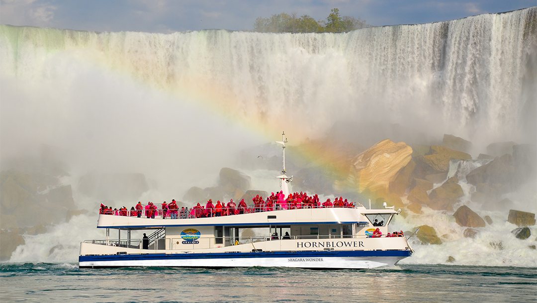 تفاوت کانادایی‌ها و امریکایی‌ها-قایق های کانادایی در آبشار نیاگارا
