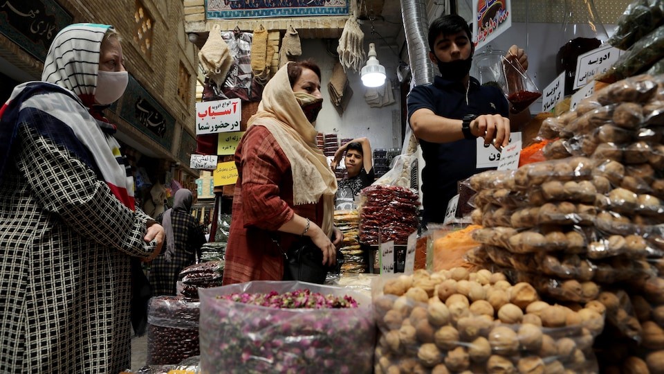 کرونا و کشورهای جهان-تصویر زنی ایرانی در حال خرید با ماسک