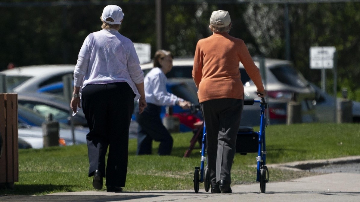 دو فرد سالمند در حال قدم زدن
