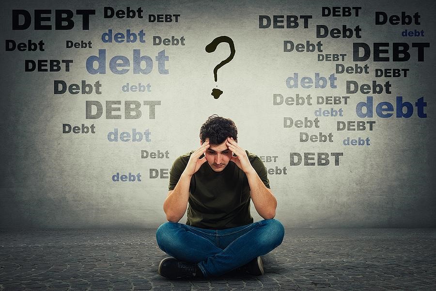 فردی در حال فکر کردن به بدهی ها-تمديد کمک‌هزینه‌های دولت کانادا