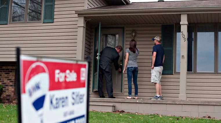 فروش مسکن در کانادا ركورد زد-یک زوج جوان در حال بازدید از یک خانه برای خرید-