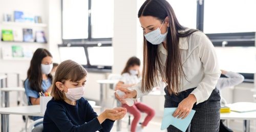 96 دانش‌آموز آلبرتایی قرنطینه شدند- معلم و دانش آموزان در کلاس