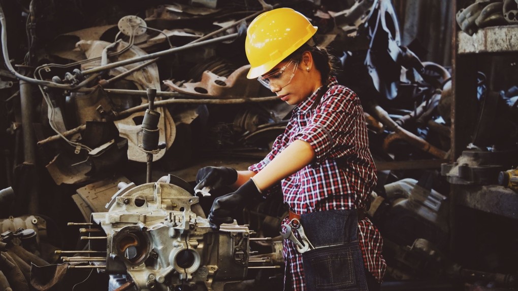 کمترین نرخ بیکاری در ساسکاچوان- زنی در حال کار صنعتی