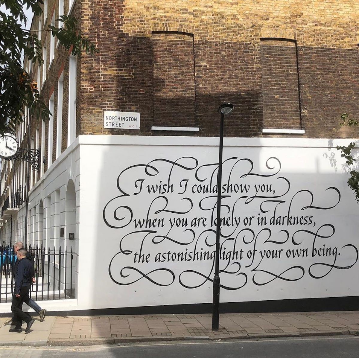 شعر حافظ بر دیواری در لندن