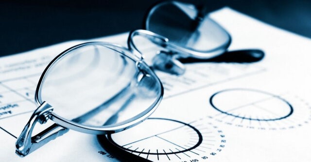 عینک زدن مانع ابتلای کرونا می‌شود- عینک روی یک صفحه بینایی سنجی