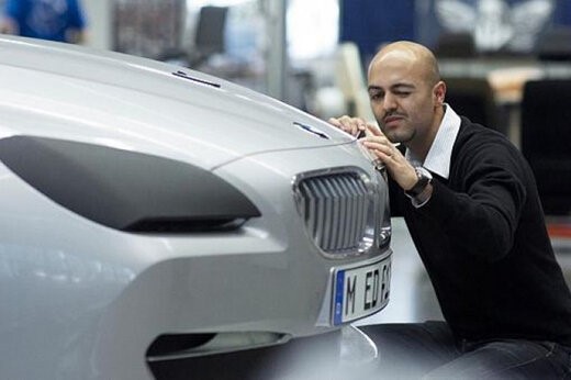 طراحان معروف خودرو-«نادر فقیه‌زاده» در حال بررسی خودرو «ب ام و»