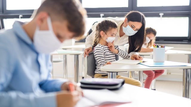 نگراني والدین انتاریویی- کودکان در کلاس با ماسک