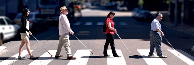 نابینایان با عصای سفید در حال عبور از خط عابر پیاده