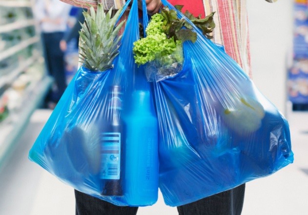 ممنوعیت استفاده از پلاستیک در کانادا- فردی کیسه زباله پر در دست