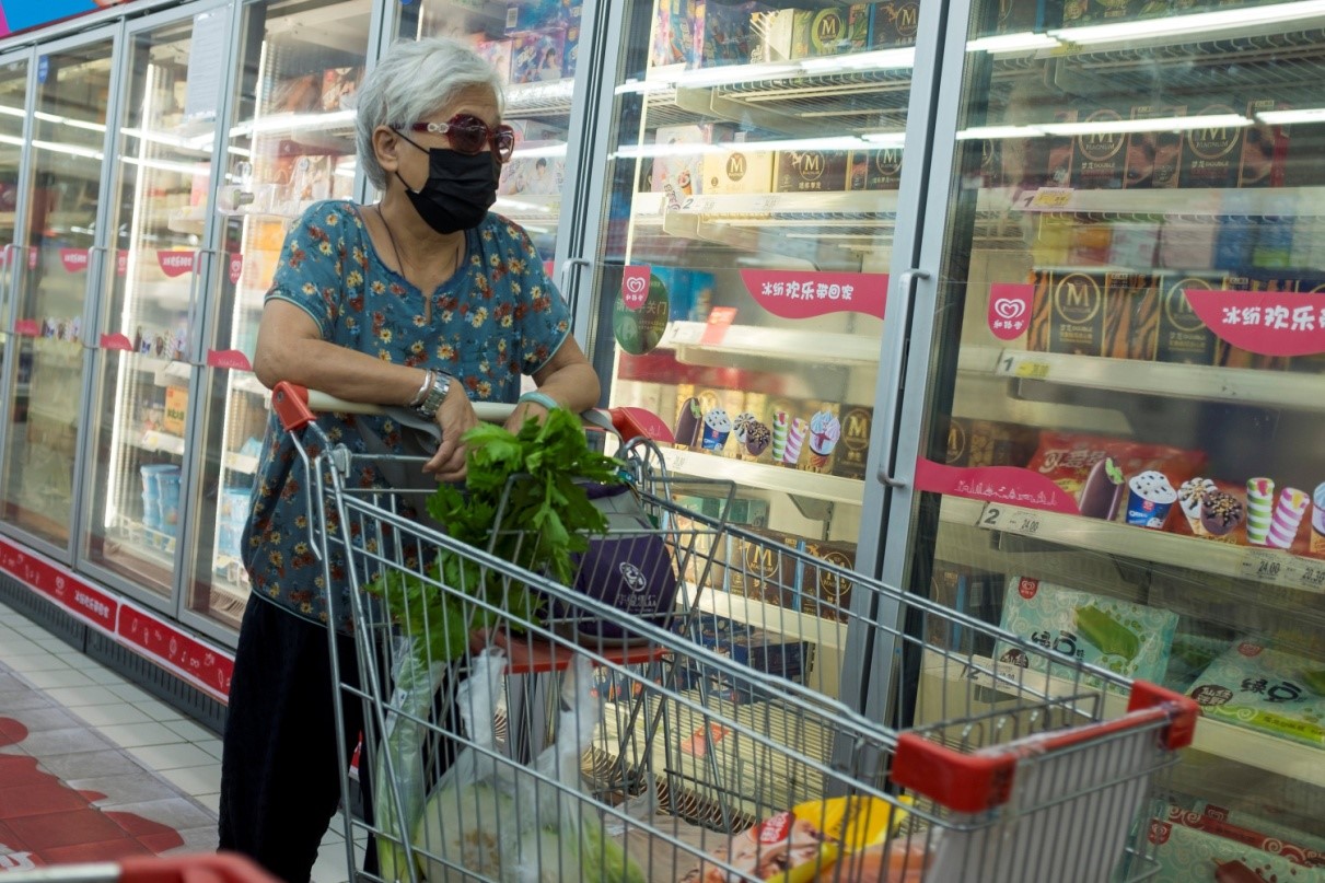 ابتلا به کرونا از طریق موادغذایی یخ زده- خانمی در حال خرید در فروشگاه