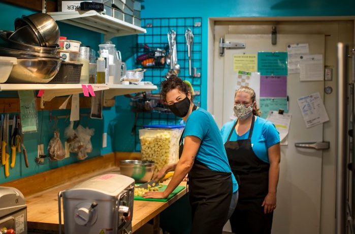کرونا و حیات لرزان مشاغل کوچک- دو زن در آشپزخانه