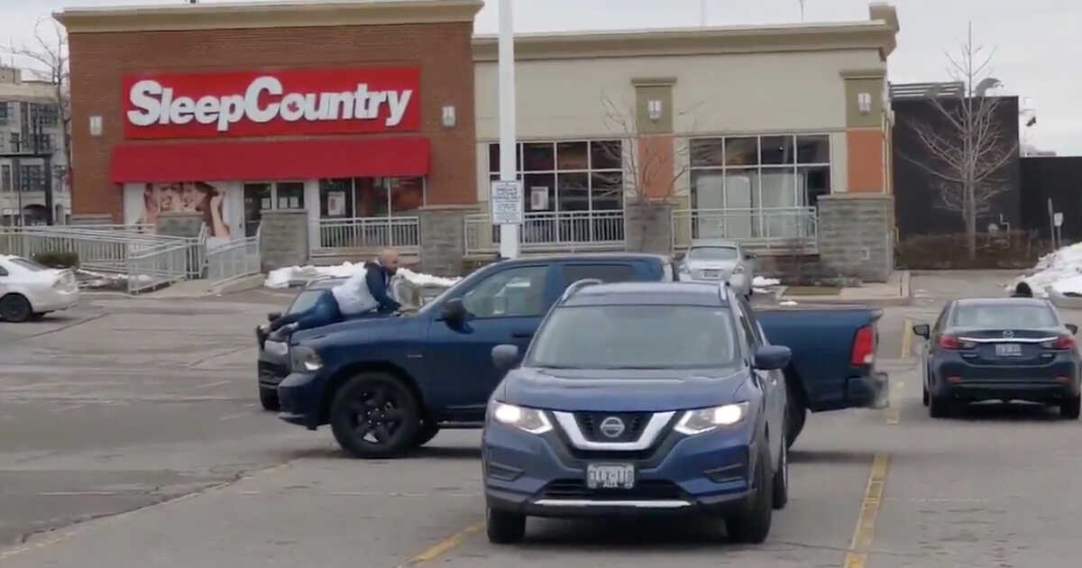 خودرویی در پارکینگ یک فروشگاه در کانادا