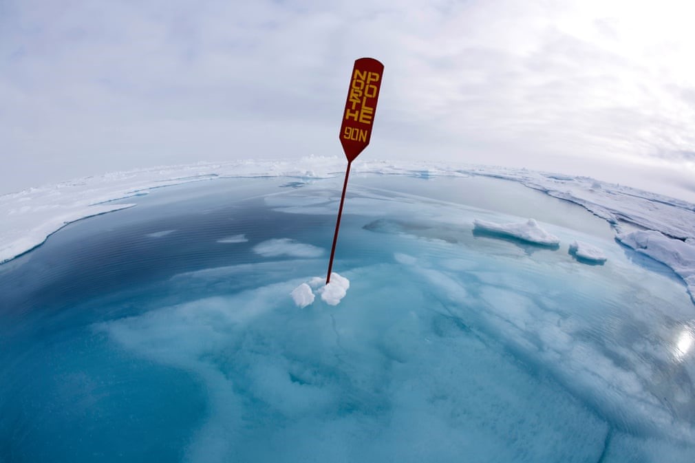 یک تابلوی راهنما، قطب شمال را نشان می‌دهد
