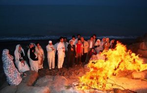 افروختن آتش در هرمزگان در کنار آب‌های خلیج فارس