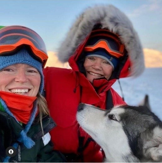 دو زن تنها در قطب شمال