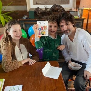 ترودو با پسر کوچک و دخترش