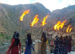 در کردستان دختران و پسران جوان مشعل‌های آتش را حمل می‌کنند