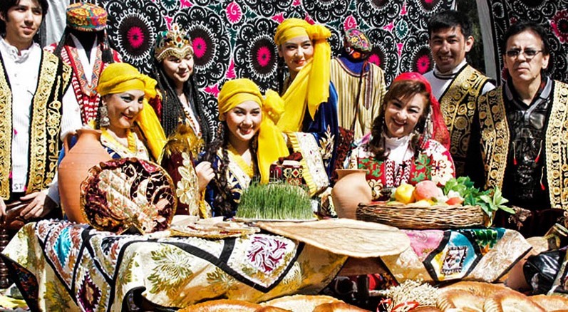زنان و مردان در ازبکستان با لباس محلی بر سر سفره نوروزی می نشینند