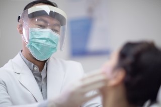 معاینه دهان بیمار در دندانپزشکی