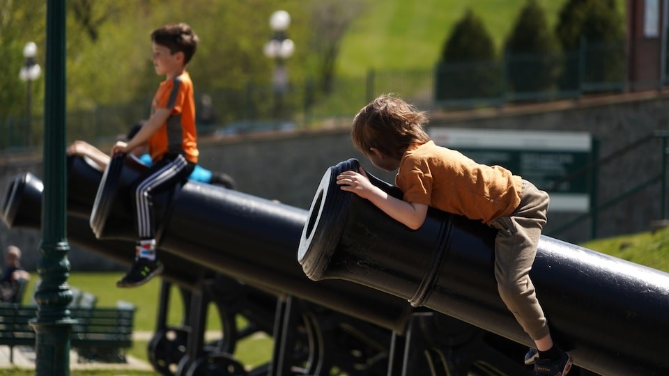 بچه ها در حال بازی