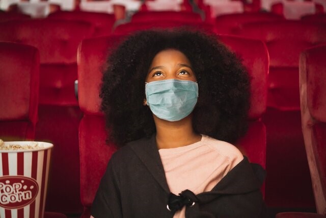 زدن ماسک در سینما- کودکی ماسک بر صورت در سینمت