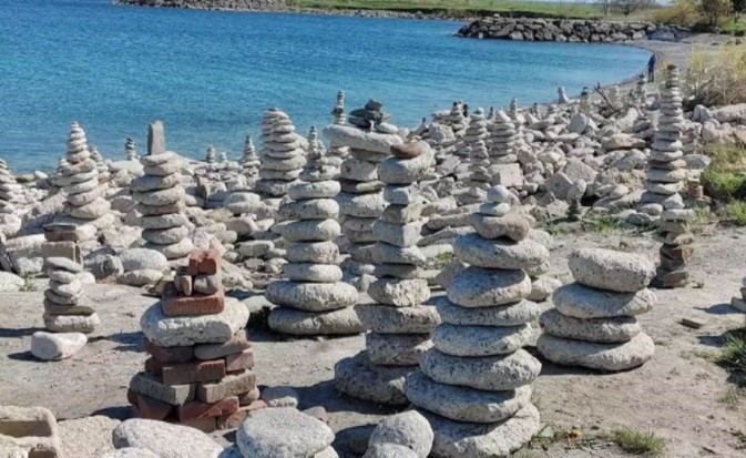 چیدمان سنگ‌های ساحلی پارکی در تورنتو