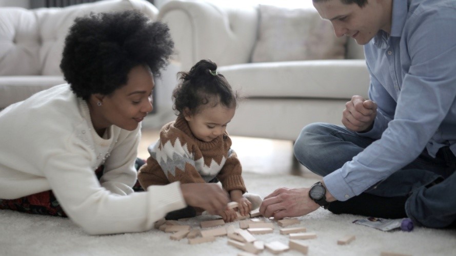 دوران کودکی- یک کودک با پدر و مادرش در حال انجام بازی فکری