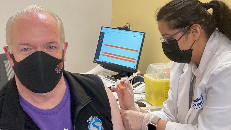 جان هورگان در حال تزریق واکسن