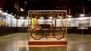 دوچرخه ای در موزه