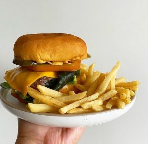  سیب‌زمینی سرخ‌شده و همبرگر