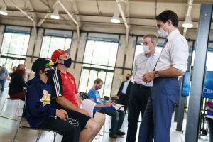 ترودو در مرکز تزریق واکسن