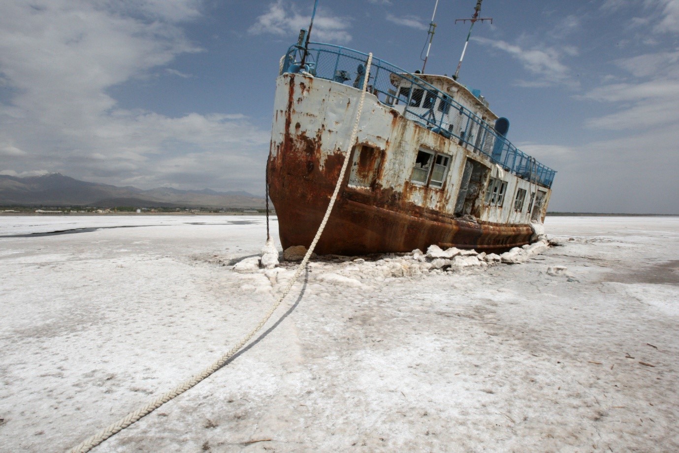 خاورمیانه - کشتی که در نمکزار دریاچه ارومیه مانده و زنگ زده