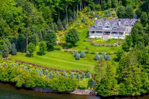 باغی زیبا در شیب ساحل دریاچه مامفرماگوگ