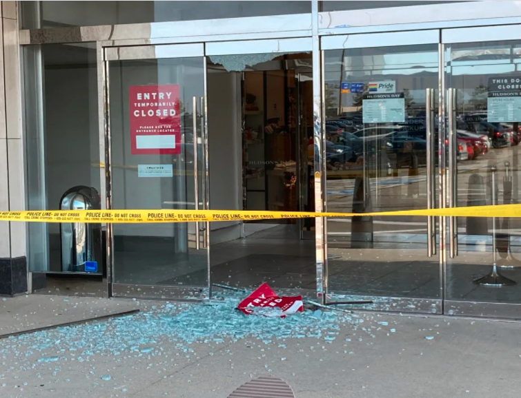 مرکز خرید Yorkdale تورنتو پس از تیراندازی
