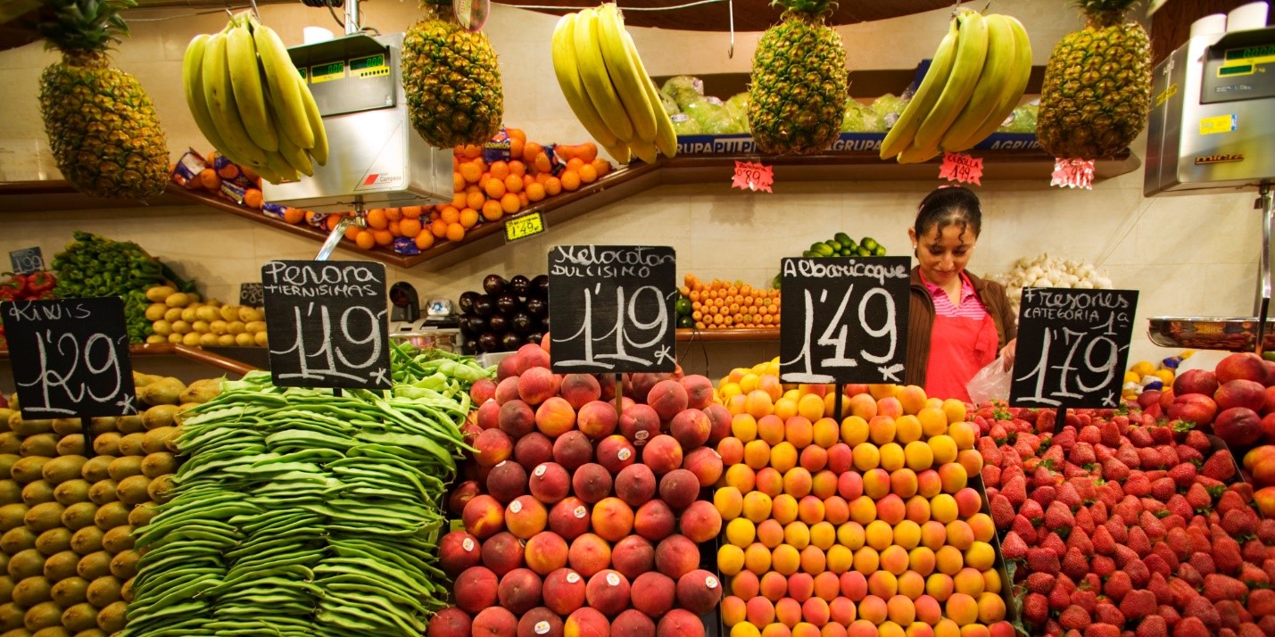 تورم - یک میوه فروشی و قیمت میوه های مختلف