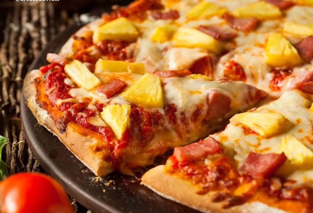 آناناس روی پیتزا