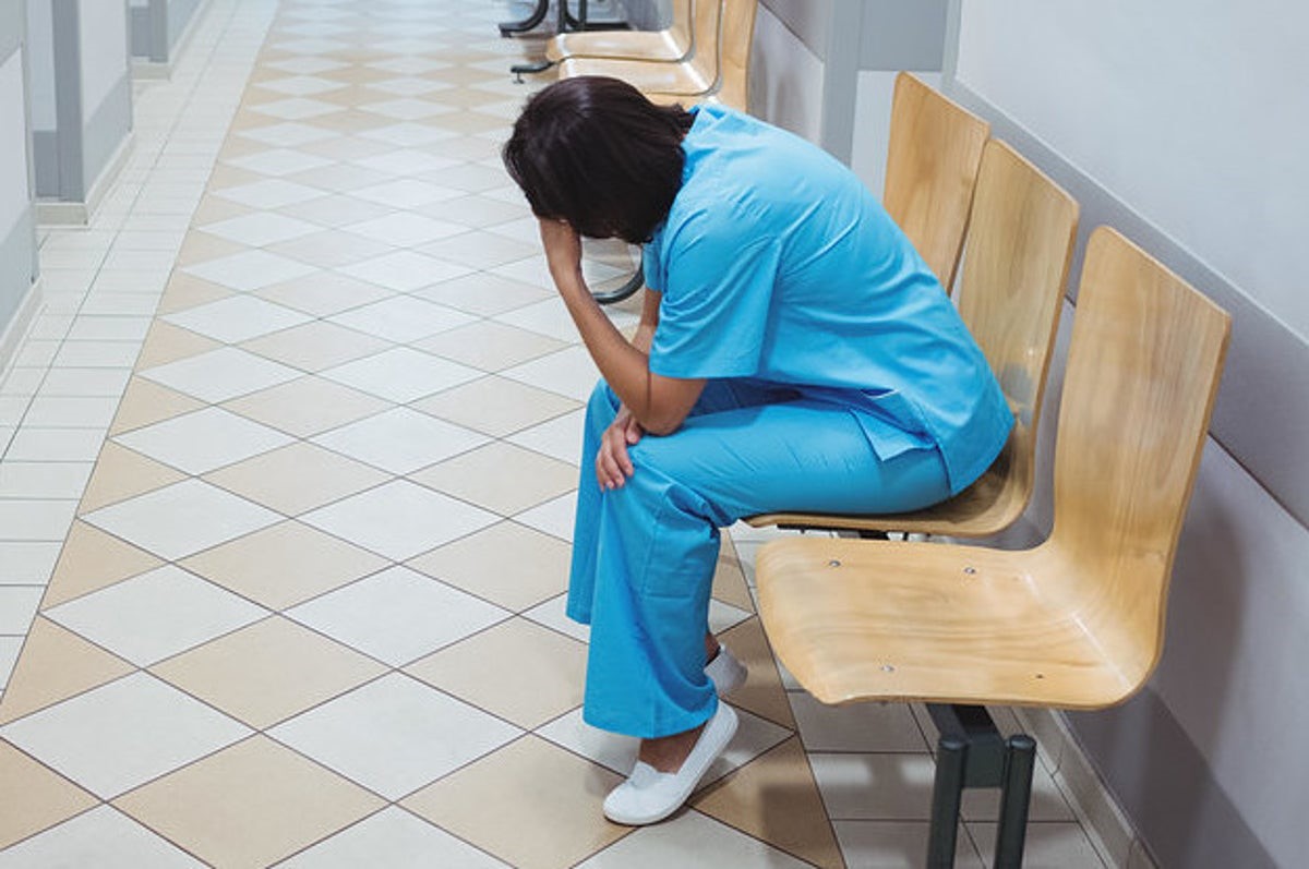 یک پرستار نشسته بر روی نیمکت در بیمارستان