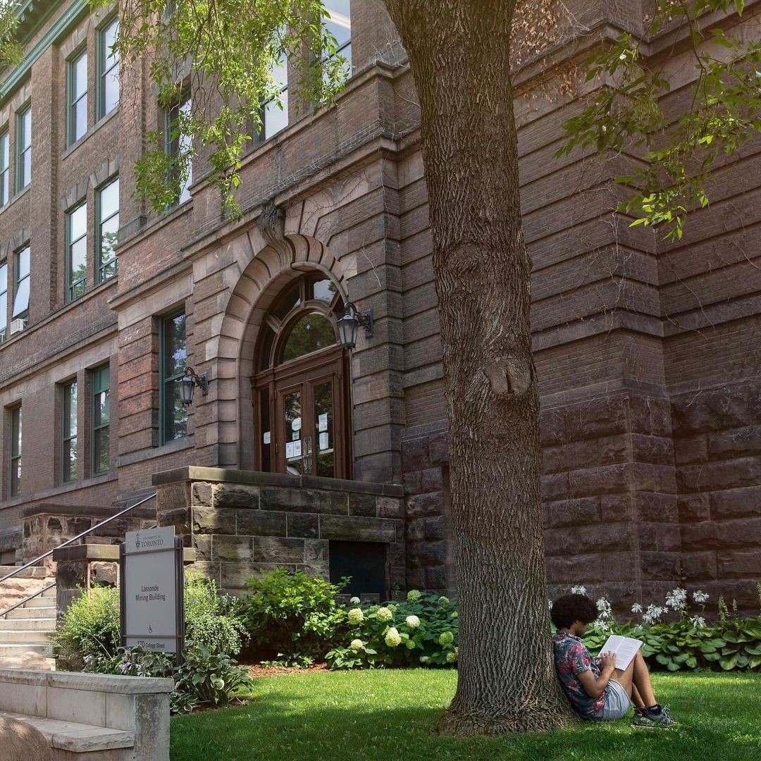 دانشجویی در فضای سبز دانشگاهی در کانادا - تحصیل