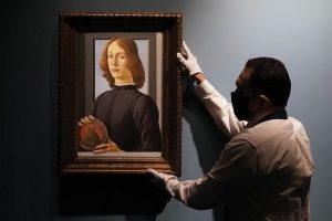 «پرتره مرد جوانی که مدال بزرگ در دست دارد»