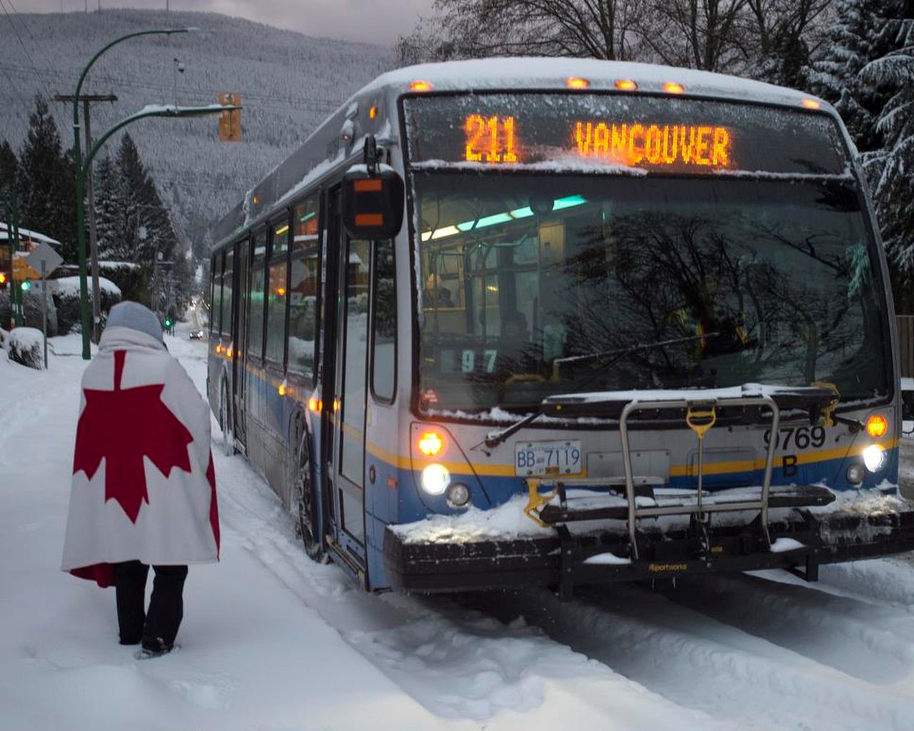 اتوبوسی زیر بارش برف در کانادا
