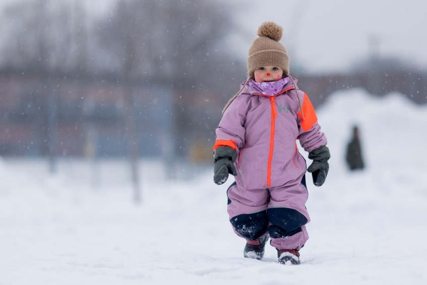 کودکی درحال قدم زدن در برف