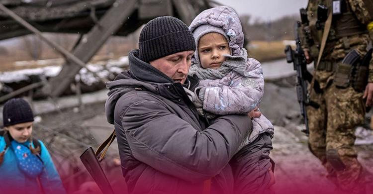 جنگ روسیه اوکراین- مردی کودک در آغوش در هوای سرد