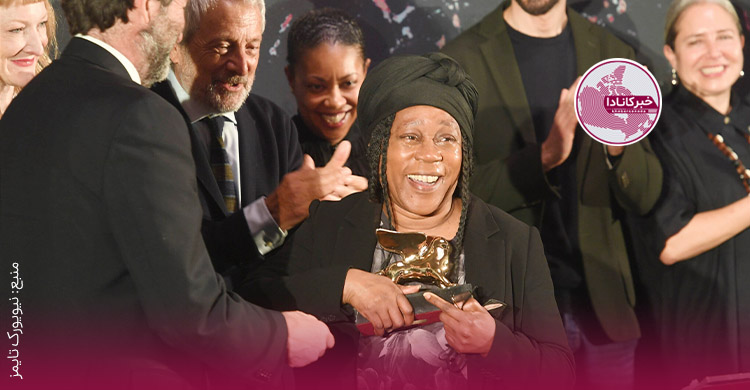 شیر طلای بینال ونیز در دستان هنرمند زن سیاهپوست